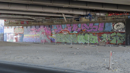 902535 Afbeelding van graffitikunstwerken in 'Graffitifun - Hall of Fame Utrecht', onder de Galecopperbrug over het ...